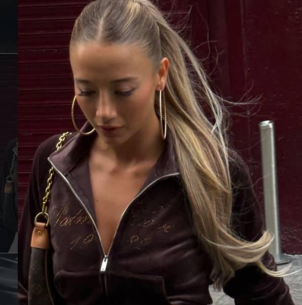 <p><strong><span style="color:rgb(178, 34, 34)">'KONUŞACAĞIM DİYEREK İNDİ'</span></strong></p>

<p>Kalaycıoğlu, <em><strong>"Bu g&ouml;r&uuml;şme vesilesiyle annemin evinde olduğumu anladılar. Aynı zamanda st&uuml;dyo &ccedil;evresini de Bertin in arkadaşı ile takip ettiğimizden g&ouml;r&uuml;şmeden sonra aracın oradan ayrıldığını haber aldık. Halen annemlerde otururken Alaattin beni almaya yanımıza geldi. Birlikte Alaattin in evine gidecektik. Alaattin ile birlikte gelen ara&ccedil;taki iki kişi beni ve Bertin'in st&uuml;dyosunun yakınlarına bıraktığım aracı alacak hem de k&ouml;peğim irice bir hayvan olduğundan VİP tip b&uuml;y&uuml;k alanı olan bu araca k&ouml;peği bindirip eve g&ouml;t&uuml;recektik. Annemin evinden Bertin'i de yanımıza alıp kapının &ouml;n&uuml;ne indik. Bertin buraya gelirken kullandığımız kendi aracıyla bizim &ouml;n&uuml;m&uuml;z sıra st&uuml;dyoya vardı. Bertin de 16 plakalı aracın orada olmadığını bize tekrardan teyid etti. Bertin ile mesajlaşmamızda bu detaylar ge&ccedil;mektedir. Annemin eviyle Bertin'in st&uuml;dyosu arası ara&ccedil;la 5 dakika mesafededir. Biz Alaattin ile siyah renkli binek araca bindik. VIP ara&ccedil;ta &ouml;n&uuml;m&uuml;z sıra seyrediyordu. St&uuml;dyoya ge&ccedil;ip aracı, eşyalarımı ve k&ouml;peğimi alıp oradan hemen ayrılacaktım. Bertin'e k&ouml;peği hazırlamasını, hızlı hareket etmesini rica ettim. Eşyaları almaya giden VIP ile st&uuml;dyoya ge&ccedil;tiğimiz VIP ara&ccedil; aynı ara&ccedil; olduğundan Vahap'a g&ouml;r&uuml;nmeden, Vahap benim hayatımda bir başkası olduğunu anlamadan bir an evvel oradan ayrılmak niyetindeydik. Biz Bertin ile yazıştığımız sıra Vahap'ların bulunduğunu tahmin ettiğimiz ara&ccedil; orada yoktu. Bizde bu g&uuml;vence ile hızlı bir şekilde st&uuml;dyoya ge&ccedil;ip alacaklarımızı alıp ayrılmayı d&uuml;ş&uuml;nd&uuml;k. St&uuml;dyo &ouml;n&uuml;ne geldiğimizde Vahapların aracı geri d&ouml;nm&uuml;şt&uuml;. Farları a&ccedil;ık bir şekilde Bertin'in arkadaşının attığı fotoğraflardaki konumundaki bekleme halindeydi. Vahap ve beraberindekilerin beni ve k&ouml;peğimi alıkoymak i&ccedil;in beklediklerinden emindim. O y&uuml;zden t&uuml;m g&uuml;n korkudan titreyerek kendilerinden ka&ccedil;mıştım. O sırada sokağa Alaattin'in aracıyla d&ouml;n&uuml;ş yapmıştık. Sokakta dar bir sokak olduğundan ara&ccedil;lar karşı karşıya geldi ve birbirlerimizi g&ouml;rm&uuml;ş olduk, Vahap ile g&ouml;z g&ouml;ze geldim. Vahap &ouml;nce bana sonra Alaattin'e baktı. Vahap aracın i&ccedil;erisine yere doğru bir şeyler almaya &ccedil;alışır gibi eğildi. Bu anlattıklarım anlık gelişti, Vahap elini aşağıya uzatmıştı. Alaattin'e d&ouml;n&uuml;p 'Ne olur devam edelim, burada duraklamayalım, gidelim' dedim ve ağlamaya başladım. O sırada Alaattin, Vahap'ın ara&ccedil; i&ccedil;erisinde bir şeyler yaptığını fark edince Alaattin de bizim i&ccedil;inde bulunduğumuz aracın torpidosunu a&ccedil;arak silah aldı. Sakin bir şekilde bana d&ouml;n&uuml;p 'Sadece konuşacağım' diyerek indi"</strong></em> dedi.</p>
