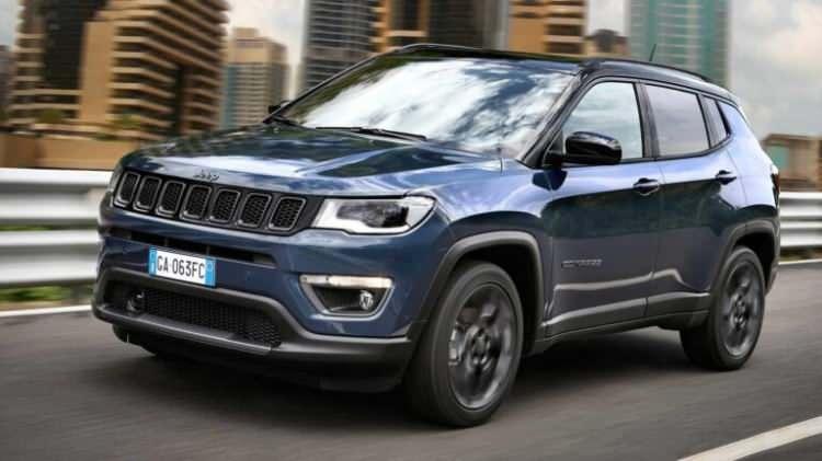 <p><span style="color:#B22222"><strong>JEEP COMPASS</strong></span></p>

<p>&nbsp;</p>

<p>Summit donanımlı versiyon 2 milyon 920 bin TL&rsquo;den, Limited donanımlı versiyon ise 2 milyon 620 bin TL&rsquo;den başlayan fiyatlarla sunuluyor.</p>
