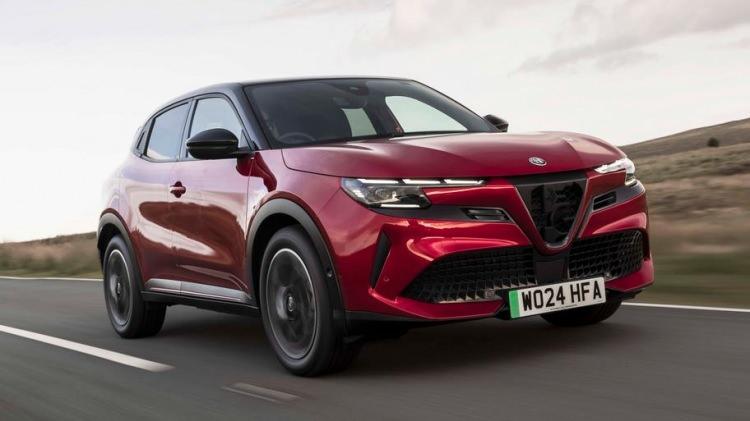 <p><span style="color:#B22222"><strong>ALFA ROMEO JUNİOR (IBRİDA & ELETTRİCA)</strong></span></p>

<p>Junior Ibrida Speciale+ versiyonunda 60 bin TL&rsquo;ye varan takas desteği sunuluyor. Junior Elettrica Speciale+ versiyonunda ise 300.000 TL&rsquo;ye 12 ay vadeli, y&uuml;zde 0,99 faizli kredi imk&acirc;nı bulunuyor.</p>

