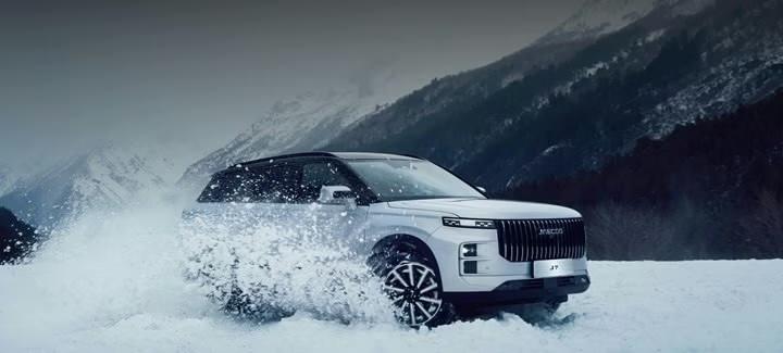 <p><span style="color:#B22222"><strong>JAECOO 7 EVOLVE 4X2</strong></span></p>

<p>2 milyon 390 bin TL kampanyalı satış fiyatı ile sunuluyor. 300 bin TL&rsquo;ye kadar 6 ay vadeli, 0 faizli kredi imk&acirc;nı sağlanıyor. Ayrıca 200 bin TL&rsquo;ye varan nakit indirim avantajı bulunuyor.</p>
