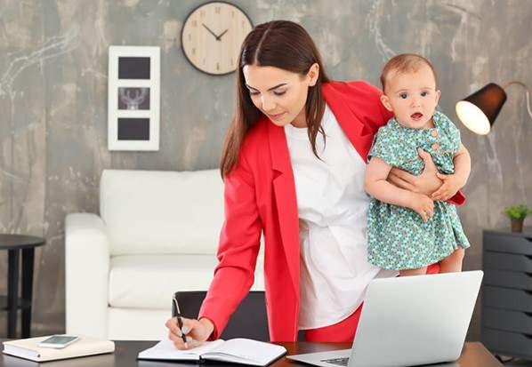 <p><span style="color:#B22222"><strong>KADINLAR İ&Ccedil;İN&nbsp; YENİ BİR D&Ouml;NEM YOLDA</strong></span></p>

<p><strong>Bakan Mahinur &Ouml;zdemir G&ouml;ktaş, aileyi g&uuml;&ccedil;lendirmeyi ve kadının hayatının her alanında daha g&uuml;&ccedil;l&uuml; varlık g&ouml;stermesini sosyal politikaların merkezine yerleştirdiğini belirtti.</strong></p>
