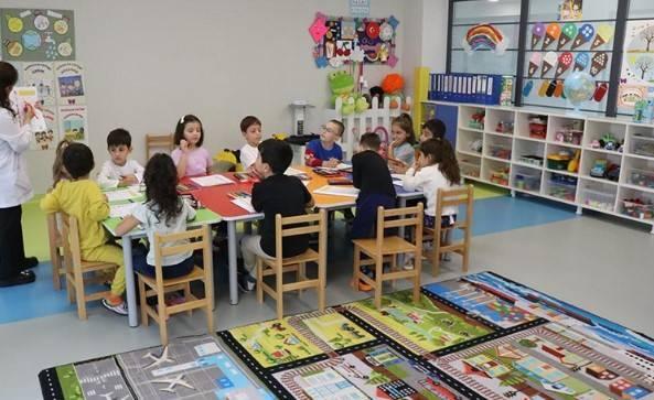 <p><strong><span style="color:#B22222">&Ccedil;OCUK BAKIMEVLERİNDE KOLAYLAŞTIRICI&nbsp;UNSURLAR&nbsp;</span></strong></p>

<p><strong>G&ouml;ktaş, uygun maliyetli g&uuml;nd&uuml;z bakımevleri i&ccedil;in mevzuat &ccedil;alışmaları y&uuml;r&uuml;tt&uuml;klerini belirterek,&nbsp;<em><span style="color:#800080">"Hedefimiz &ccedil;ok net: Kadınların</span> </em><span style="color:#800080"><em>"İş mi aile mi?" ikilemine zorlanmadığı, her ikisini de g&uuml;&ccedil;l&uuml; şekilde s&uuml;rd&uuml;rebildiği bir sosyal politika zemini oluşturmak. Bu doğrultuda pilot uygulamaları ve destek mekanizmalarını adım adım hayata ge&ccedil;irmeye devam edeceğiz"</em></span> ifadelerini kulland</strong>ı.</p>
