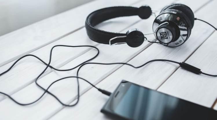 <p><strong>&Ccedil;ok katmanlı armonilerin ve alışılmadık ritimlerin beynin farklı b&ouml;lgelerini aynı anda harekete ge&ccedil;irdiğini aktaran uzmanlar, bu noktada bazı m&uuml;zik t&uuml;rlerinin odaklanma kapasitesini artırdığına işaret etti.</strong></p>
