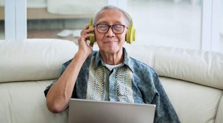 <p><span style="color:#B22222"><em><strong>Hayatımızın neredeyse her alanına etki eden m&uuml;ziğin psikoloji &uuml;zerinde de inanılmaz bir etkisi s&ouml;z konusu. Yapılan son araştırmalar, m&uuml;zik tercihlerinin yalnızca bir beğeniden ibaret olmadığını, aynı zamanda zeka ve bilişsel yapıya dair de ipu&ccedil;ları taşıdığını ortaya koydu.</strong></em></span></p>
