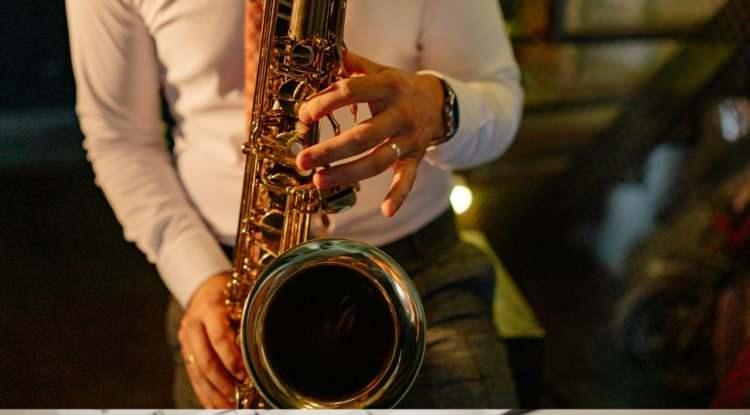 <p><span style="color:#FF0000"><strong>2. CAZ</strong></span></p>

<p><strong>M&uuml;zikte yeniliği, &ouml;zg&uuml;nl&uuml;ğ&uuml;, kişiliği ve anlamlı ifadeyi sembolize eden caz, dinleyicilerini s&uuml;rekli aktif tutan bir yapıya sahip. Doğa&ccedil;lama temelli yapısı ve zorlayıcı akor ge&ccedil;işleriyle bu m&uuml;zik t&uuml;r&uuml; zihinsel esnekliği doğrudan etkiliyor.</strong></p>
