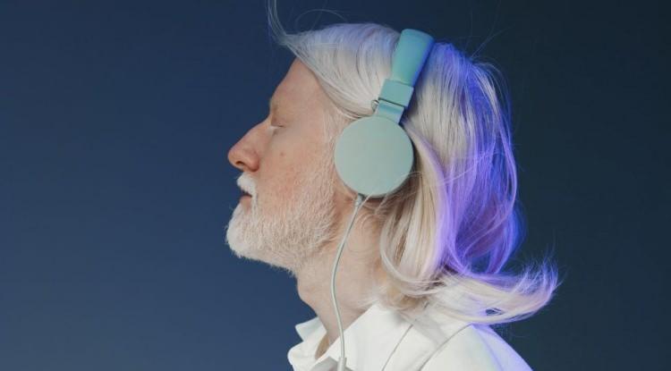 <p><span style="color:#FF0000"><strong>3. AMBİENT M&Uuml;ZİK</strong></span></p>

<p><strong>Geleneksel m&uuml;zik yapıları veya ritimleri &uuml;zerine koyduğu ton ve atmosferi vurgulayan ambient m&uuml;zik, derin d&uuml;ş&uuml;nme vurgusuyla &ouml;n plana &ccedil;ıkıyor. Bu m&uuml;zik t&uuml;r&uuml;ndeki &ccedil;ok katmanlı ses dokuları zihinsel uyarımı kusursuz bir şekilde tamamlıyor.</strong></p>
