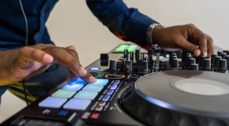 <p><span style="color:#FF0000"><strong>4. ELEKTRONİK M&Uuml;ZİK</strong></span></p>

<p><strong>Geleneksel enstr&uuml;manlarla yapılamayan, yeni ve sentezlenmiş seslerin matematiksel ritimlerle buluştuğu elektronik m&uuml;zik, beynin kalıp tanıma yeteneğini zorlayarak sistematik d&uuml;ş&uuml;nmeye teşvik eder.</strong></p>
