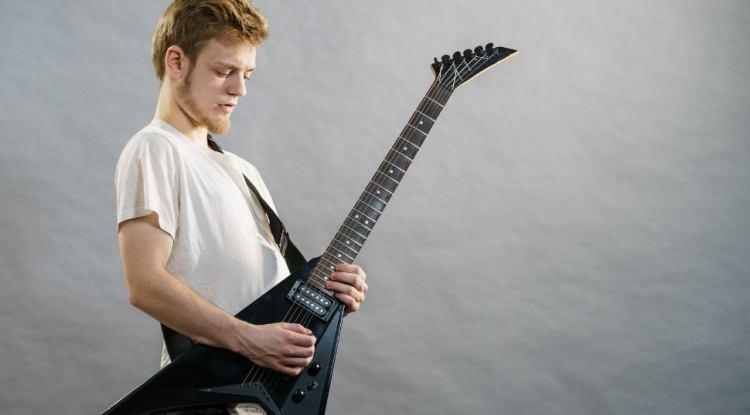 <p><span style="color:#FF0000"><strong>5. METAL M&Uuml;ZİK</strong></span></p>

<p><strong>Genellikle ağır distorsiyonlu gitarlar, g&uuml;&ccedil;l&uuml; ritimler, yoğun bas , davul sesleri, ve g&uuml;&ccedil;l&uuml; vokallerle karakterize edilen metal m&uuml;zik, ğişken ritimler ve &ccedil;ok b&ouml;l&uuml;ml&uuml; yapısıyla analitik d&uuml;ş&uuml;nceyi destekleyebiliyor.</strong></p>
