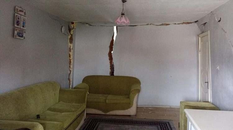 <p>MAHALLE BAŞKA BİR YERE KURULACAK</p>

<p><strong>Karara g&ouml;re, Soma il&ccedil;esi Eğnez Mahallesi halkı, adı ge&ccedil;en yerleşim yerinin heyelan tehlikesinin bulunması nedeniyle kararın ekindeki kroki ile listede sınır ve koordinatları g&ouml;sterilen yere yerleştirilecek.</strong></p>
