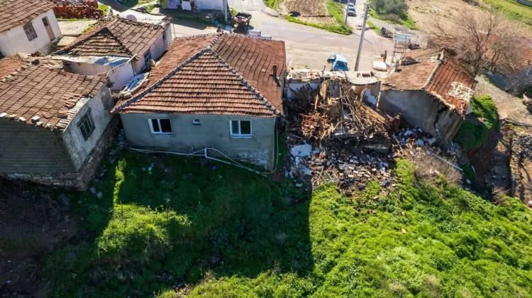 <p>6292 SAYILI KANUN'UN 4'&Uuml;NC&Uuml; MADDESİ KAPSAMI</p>

<p>6292 sayılı Kanun'un 4'&uuml;nc&uuml; maddesi, orman k&ouml;yl&uuml;lerinin kalkındırılması amacıyla nakline karar verilen k&ouml;ylerdeki hak sahiplerine verilecek taşınmazların (bina, arsa, arazi) bedellerinin peşin veya 20 yıla kadar faizsiz taksitlerle tahsil edilmesini d&uuml;zenler. Bu s&uuml;re&ccedil;te taşınmazların devir, tescil ve yerleşim işlemleri karşılıklı anlaşma ile y&uuml;r&uuml;t&uuml;l&uuml;r.</p>
