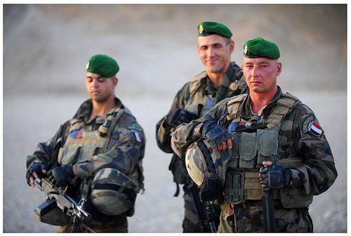 <p><strong>FRANSA</strong></p>

<p><strong>YABANCI LEJYON (L&Eacute;GİON &Eacute;TRANG&Egrave;RE)</strong></p>

<p>Kimliksiz, sert disiplin</p>

<p>Ağır fiziksel y&uuml;kler ve ceza odaklı sistem</p>

<p>&Ccedil;&ouml;l ve orman hayatta kalma eğitimleri</p>
