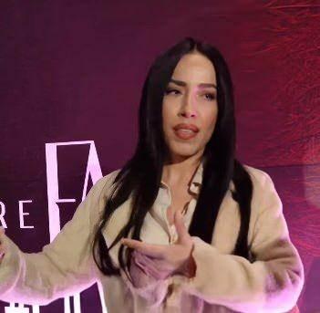 <p><strong>İrem Derici, Ece Se&ccedil;kin, Ebru G&uuml;ndeş ve Beng&uuml; gibi sanat&ccedil;ıları &ouml;fkelendiren Burcu G&uuml;neş, yeni a&ccedil;ıklamalarıyla yeniden g&uuml;ndeme geldi.</strong></p>
