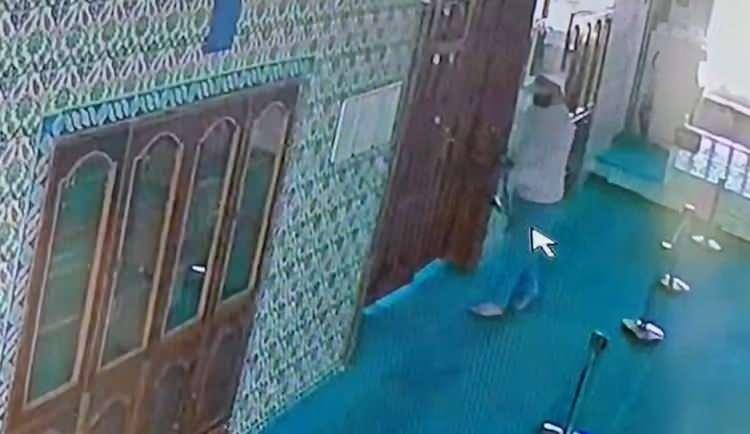 <p>Daha sonra Duran Camisi'ne giderek burada da mikrofonları s&ouml;k&uuml;p, kabloları kopardı.</p>
