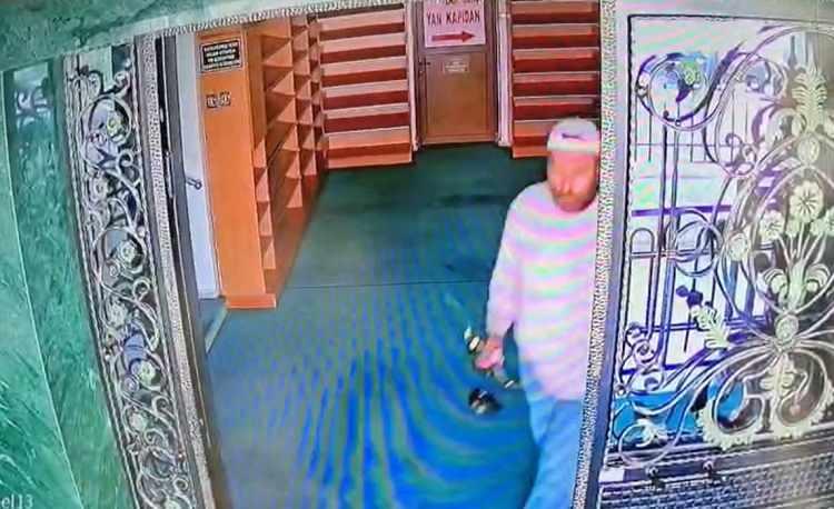 <p><span style="color:#A52A2A"><strong>3 CAMİDE MADDİ HASAR OLUŞTU&nbsp;</strong></span></p>

<p>&nbsp;</p>

<p>Ş&uuml;pheli, ardından G&uuml;zelyalı Yeni Camisi'ndeki mihrap, k&uuml;rs&uuml;, minber ve m&uuml;ezzinlikte bulunan mikrofonları yerinden s&ouml;k&uuml;p, kırdı.</p>
