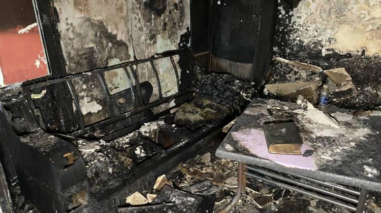 <p>Yangının ertesi g&uuml;n&uuml; evinin i&ccedil;erisine giren Bayatlı, zarar g&ouml;rmeyen Kur'an-ı Kerim meali ve şişedeki zemzem suyunu buldu. T&uuml;m eşyalar ve mobilyaların yandığı evdeki Kur'an-ı Kerim meali ile plastik şişe i&ccedil;erisindeki zemzem suyunun zarar g&ouml;rmediğini ifade eden Bayatlı, bu durumun kendisini şaşırttığını ifade etti.</p>
