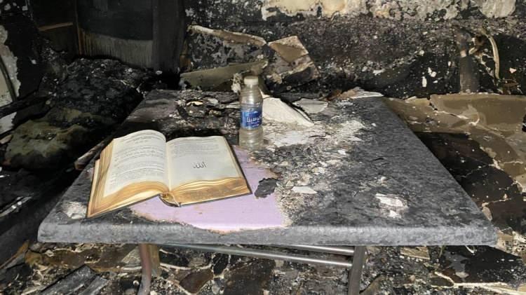 <p><strong>Onları yolcu ettikten sonra yaklaşık bir saat sonra eve geri geldim. İ&ccedil;eri girdiğimde her yer dumandı. Kapıyı a&ccedil;ar a&ccedil;maz alev parladı. Hemen itfaiyeyi &ccedil;ağırdık. İtfaiye geldi ve yangını s&ouml;nd&uuml;rd&uuml;. &Uuml;st&uuml;mdeki elbiselerime kadar yanmıştı.</strong></p>
