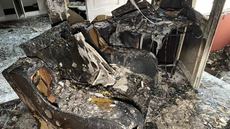 <p><strong>Yani 40 senelik b&uuml;t&uuml;n birikimim yanmış, k&uuml;l olmuş gitmiş. İ&ccedil;eride Kur&rsquo;an-ı Kerim meali vardı, zemzem suyu vardı. &Ccedil;ocuğumla birlikte kaldığımızda okuyordu. O kadar ateşe rağmen masanın &uuml;zerindeki Kur&rsquo;an-ı Kerim mealinin bulunduğu b&ouml;l&uuml;m yanmamış.&nbsp;</strong></p>
