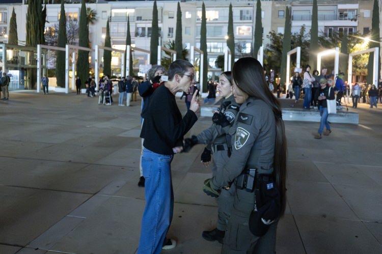 <p><span style="color:rgb(67, 67, 67)">G&ouml;stericiler, Başbakan Binyamin Netanyahu, ABD Başkanı Donald Trump'ın yanı sıra &uuml;lkelerinin İran ve L&uuml;bnan'a saldırıları, Gazze'de işlediği soykırım ile Batı Şeria'daki ihlallerinin aleyhinde megafonla slogan attı.</span></p>
