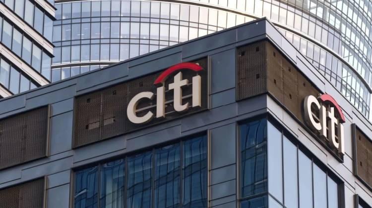 <p><strong>CİTİ ALTINDA NE BEKLİYOR?</strong></p>

<p>&nbsp;</p>

<p>Citi, savaşın başlamasının hemen ardından yayımladığı tahmininde mart sonu itibarıyla ons altında 5.000 dolarlık &ouml;ng&ouml;r&uuml;de bulundu. 2026 ikinci &ccedil;eyrek i&ccedil;in 4800 dolar olurken, &uuml;&ccedil;&uuml;nc&uuml; &ccedil;eyrekte 4400 dolar tahmin edilirken, yıl sonunda 4200 dolar beklenti a&ccedil;ıkladı. 2027 i&ccedil;in de ilk iki &ccedil;eyrekte 4000 dolar &ouml;ng&ouml;rd&uuml;.</p>
