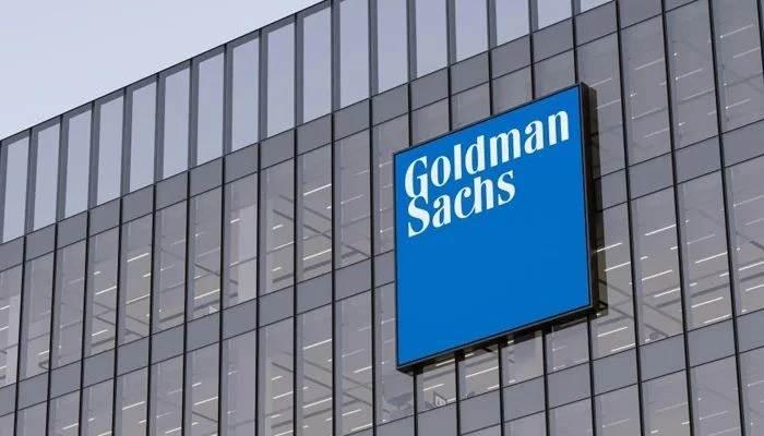 <p><strong>GOLDMAN SACHS ALTINDA NE BEKLİYOR?</strong></p>

<p>&nbsp;</p>

<p>Goldman Sachs, 4 Mart tarihinde a&ccedil;ıkladığı tahmininde, ons altın i&ccedil;in mart sonunda 4673 dolar, 2026 ikinci &ccedil;eyrekte 4865 dolar, &uuml;&ccedil;&uuml;nc&uuml; &ccedil;eyrekte 5067 dolar, yıl sonunda 5308 dolar 2027 ilk &ccedil;eyreğinde 5505 dolar, ikinci &ccedil;eyreğinde e 5665 dolar &ouml;ng&ouml;rd&uuml;.</p>
