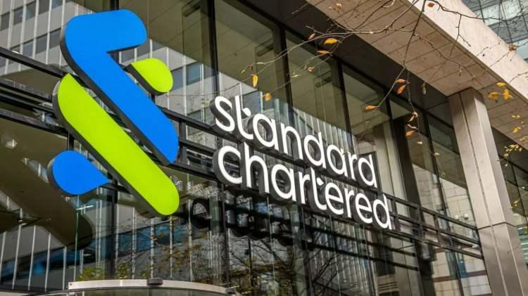 <p><strong>STANDARD CHARTERED ALTINDA NE BEKLİYOR?</strong></p>

<p>&nbsp;</p>

<p>Standard Chartered, ons altının mart sonunda 4500 dolar, 2026 ikinci &ccedil;eyrekte 4650 dolar, &uuml;&ccedil;&uuml;nc&uuml; &ccedil;eyrekte 4850 dolar, yıl sonunda 5150 dolar, 2027 ilk &ccedil;eyreğinde de 5100 dolar olacağını &ouml;ng&ouml;rd&uuml;.</p>

