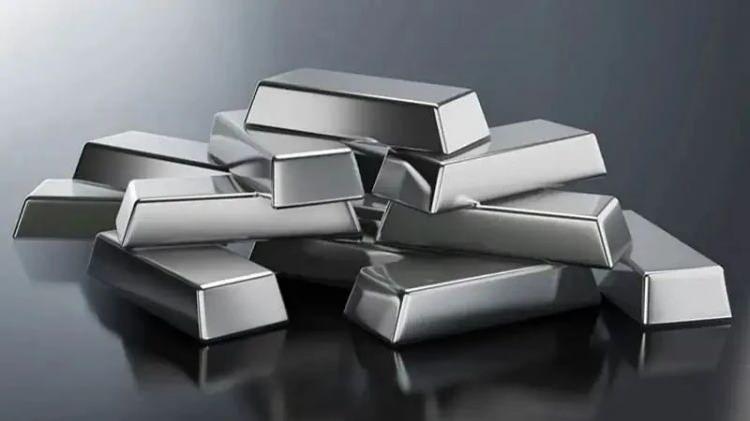 <p><strong>LANDESBANK BADEN-WUERTTEMBERG G&Uuml;M&Uuml;ŞTE NE BEKLİYOR?</strong></p>

<p>&nbsp;</p>

<p>Banka, mart sonunda ons g&uuml;m&uuml;ş&uuml;n 85 dolar olacağını &ouml;ng&ouml;r&uuml;rken, 2026 ikinci ve &uuml;&ccedil;&uuml;nc&uuml; &ccedil;eyrekte 85 dolarda sabit kalacağını, yıl sonunda 80 dolar ve 2027 ilk &ccedil;eyreğinde 80 dolar, ikinci &ccedil;eyreğinde de 75 dolar olacağını &ouml;ng&ouml;rd&uuml;.</p>
