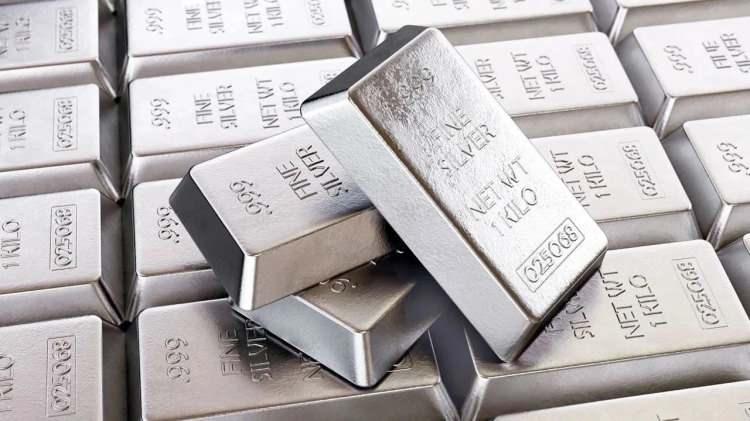 <p><strong>JULİUS BAER G&Uuml;M&Uuml;ŞTE NE BEKLİYOR?</strong></p>

<p>&nbsp;</p>

<p>Julius Baer ons g&uuml;m&uuml;ş&uuml;n mart sonunda 80 dolar, 2026 ikinci &ccedil;eyrekte 78,50 dolar, &uuml;&ccedil;&uuml;nc&uuml; &ccedil;eyrekte 77 dolar, yıl sonunda 75 dolar, 2027 ilk &ccedil;eyreğinde 74 dolar, ikinci &ccedil;eyreğinde de 72,50 dolar olacağını &ouml;ng&ouml;rd&uuml;.</p>
