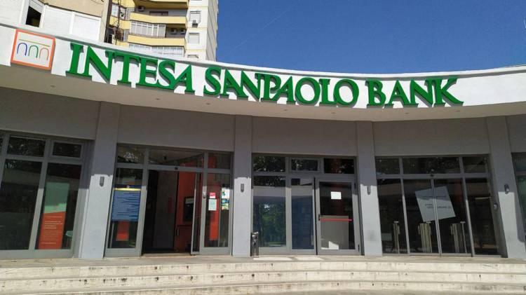 <p><strong>INTESA SANPAOLO ALTINDA NE BEKLİYOR?</strong></p>

<p>&nbsp;</p>

<p>İtalyan Intesa Sanpaolo bankası altın fiyatlarının mart sonu itibarıyla 4860 dolar, 2026 ikinci &ccedil;eyrekte 4500 dolar, &uuml;&ccedil;&uuml;nc&uuml; &ccedil;eyrekte 4200 dolar, yıl sonunda 4000 dolar, 2027 ilk &ccedil;eyreğinde de 4000 dolar, ikinci &ccedil;eyreğinde ise 4150 dolar olacağını &ouml;ng&ouml;rd&uuml;.</p>
