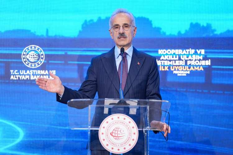 <p>Ulaştırma Denizcilik ve Haberleşme Araştırmaları Merkezi Başkanlığı (UDHAM), Karayolları Genel M&uuml;d&uuml;rl&uuml;ğ&uuml; (KGM) ile T&uuml;rksat Uydu Haberleşme Kablo TV ve İşletme AŞ işbirliğinde hayata ge&ccedil;irilen Kooperatif Akıllı Ulaşım Sistemleri Projesi, ilk kez İstanbul'da Hasdal Kavşağı ile İstanbul Havalimanı arasındaki 40 kilometrelik g&uuml;zergahta uygulanmaya başlandı.</p>

<p>&nbsp;</p>

<p>Tamamen yerli ve milli ARGE &ccedil;alışması olarak &ouml;ne &ccedil;ıkan, 5G ve fiber altyapısı kurulumları tamamlanan projeyle, yoldaki trafik g&uuml;venliğinin ve yol konforunun en &uuml;st d&uuml;zeye &ccedil;ıkarılması ve seyahat s&uuml;resinde &ouml;nemli oranda d&uuml;ş&uuml;ş yaşanması hedefleniyor.</p>

<p>&nbsp;</p>
