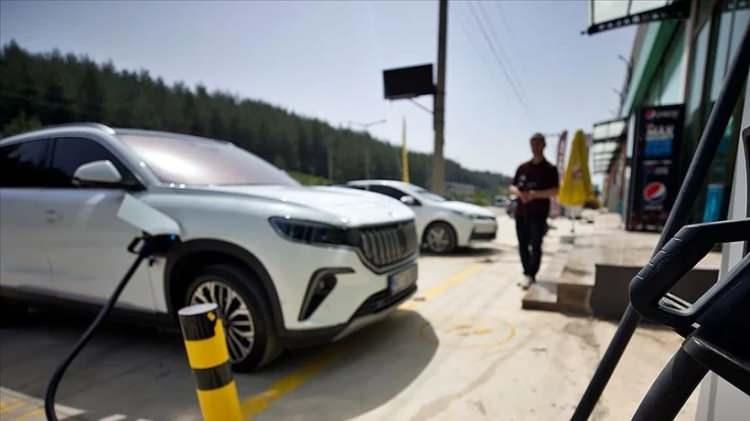 <p><strong>&Uuml;YELİK AVANTAJINA SINIR GETİRİLDİ</strong></p>

<p>&nbsp;</p>

<p>Şarj ağı işletmecilerinin &uuml;yelik sistemi &uuml;zerinden y&uuml;ksek fiyat farkı uygulamasının &ouml;n&uuml;ne ge&ccedil;ildi. &Uuml;yeler ile diğer kullanıcılar arasındaki fiyat farkı en fazla y&uuml;zde 25 ile sınırlandırıldı. &Uuml;stelik bu &uuml;yelikler i&ccedil;in ek &uuml;cret talep edilmesi de yasaklandı.</p>
