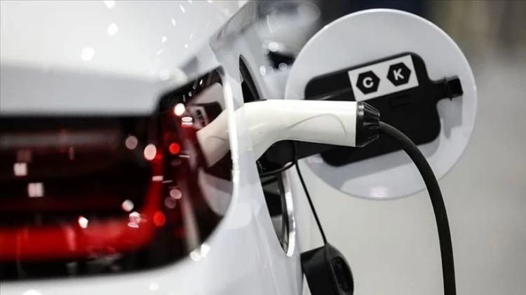 <p><strong>HIZLI ŞARJDA YENİ KURAL: Y&Uuml;ZDE 85 SINIRI</strong></p>

<p>&nbsp;</p>

<p>Yoğunluğu azaltmak ve istasyonların daha verimli kullanılmasını sağlamak amacıyla, hızlı şarj noktalarında yeni bir uygulama devreye giriyor. Ara&ccedil; bataryası y&uuml;zde 85 seviyesine ulaştığında şarj işlemi sonlandırılabilecek. Ancak bu durum kullanıcıya &ouml;nceden bildirilecek.</p>
