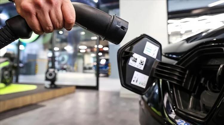 <p><strong>OTOYOLLARDA KARTLA &Ouml;DEME ZORUNLU</strong></p>

<p>&nbsp;</p>

<p>1 Temmuz 2026&rsquo;dan itibaren otoyol &uuml;zerindeki hızlı şarj istasyonlarında kartla veya temassız &ouml;deme imk&acirc;nı sunulması zorunlu hale gelecek. Bu işlemlerden herhangi bir ek &uuml;cret alınamayacak.</p>
