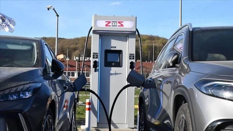 <p><strong>T&Uuml;M İSTASYONLAR TEK PLATFORMDA</strong></p>

<p>&nbsp;</p>

<p>Kullanıcılar artık farklı uygulamalar arasında ge&ccedil;iş yapmak zorunda kalmayacak. Şarj istasyonlarının konum, fiyat, doluluk ve teknik bilgileri tek bir dijital platform &uuml;zerinden erişilebilir olacak.</p>
