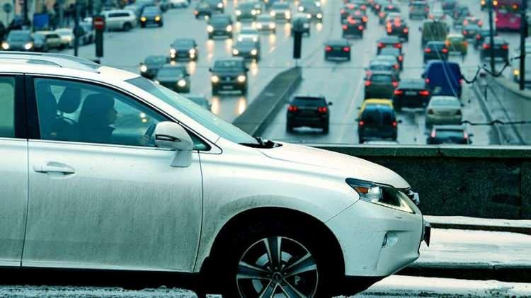 <p><span style="color:#B22222"><strong>BENZİNLİ ARA&Ccedil;LAR DİZELİ ARATMIYOR</strong></span></p>

<p>Benzinli ara&ccedil;lar 100 kilometrede yaklaşık 7,5 litre civarında t&uuml;ketim yapıyor. 63,5 lira seviyelerinde olan benzinin litresine g&ouml;re hesap yapıldığında benzinli ara&ccedil;lar 100 kilometrede 477 lira yakıt t&uuml;ketiyor.</p>

<p>Bu da kilometre başına 4,77 lira sarfiyat oluşturuyor.</p>
