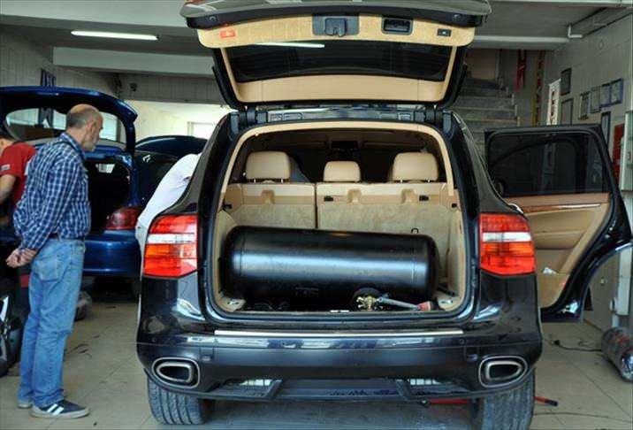 <p>Bunun yanında sıralı otogaz sistemleri ilk &ccedil;alıştırmada benzine de ihtiya&ccedil; duyuyor.</p>

<p>Ara&ccedil; belli ısıya gelene kadar benzinde, sonrasında ise LPG'ye ge&ccedil;iyor.</p>

<p>Bundan dolayı eser miktarda da olsa benzin harcaması ger&ccedil;ekleşiyor.</p>
