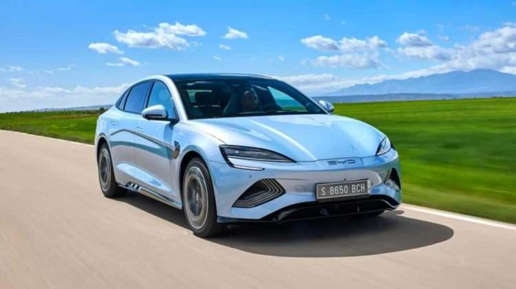 <p><span style="color:#B22222"><strong>EN TASARRUFLUSU ELEKTRİKLİ</strong></span></p>

<p>Elektrikli ara&ccedil;lar tam dolu bataryayla ortalama olarak 350 kilometre yol yapabiliyor. Her 100 kilometrede 17kWh enerji t&uuml;kettikleri varsayıldığında 100 kilometrenin toplam maliyeti 221 lira oluyor. 1 kWh elektriğin maliyeti şarj istasyonlarında ortalama olarak 13 lira seviyesinde.</p>
