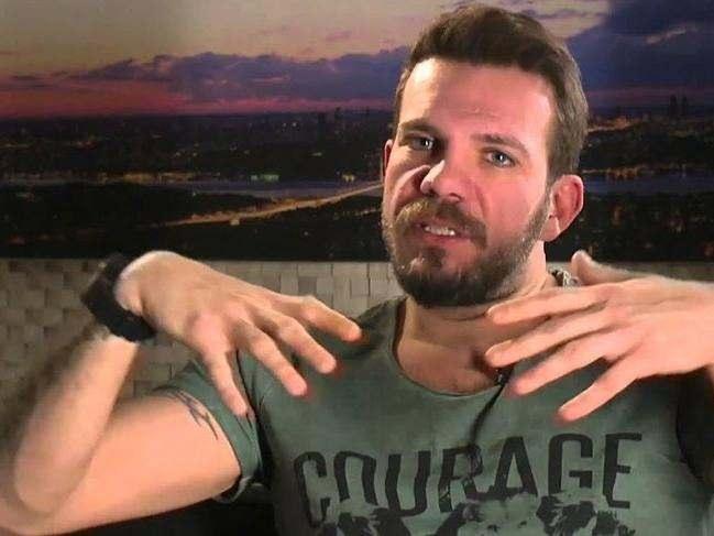 <p>TOLGA KAREL</p>

<p>Diğer bir ünlü isim olan Tolga Karel ise; <strong>"Erol köse intihar etmiş valla çok sevindim. Türkiye gerçek pislik bi heriften saf kötülükten beslenen bir bi şerefsizden kurtuldu. Dostlarını aldatan ailesini satan yüzlerce sanatçının hakkını yiyen iğrenç bi herifti !! çok insanın hakkını yedi çok insanın günahına girdi"</strong> dedi.&nbsp;</p>
