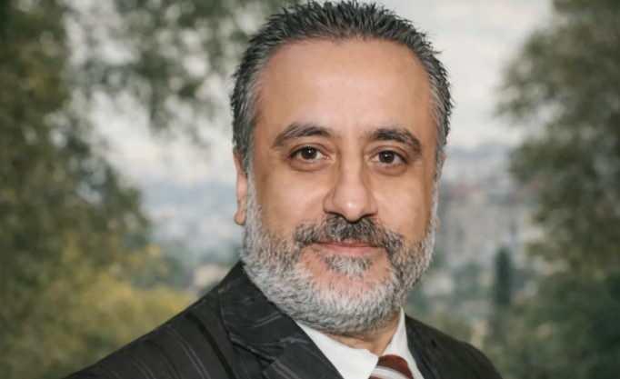 <p><strong>&Uuml;NL&Uuml;LERDEN PEŞ PEŞE A&Ccedil;IKLAMALAR</strong></p>
