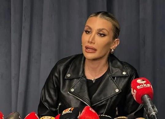 <p>İREM DERİCİ</p>

<p>İrem Derici de sosyal medya paylaşımında dikkat çeken bir ifadeye yer verdi. Derici, “Kimilerinin ölümüne milyonlar ağlar, kimilerinin ölümleri ise yaprak kımıldatmaz. Bari İlber Ortaylı’yı geri alabilsek” şeklinde paylaşım yaptı.</p>
