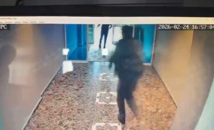 <p>İhbar &uuml;zerine olay yerine polis ve sağlık ekipleri sevk edildi.</p>

<p>&nbsp;</p>

<p>Silah seslerinin geldiği 5'inci kata &ccedil;ıkan ekipler,<span style="color:#A52A2A"><strong><em> koridorda iki erkeği yaralı halde yerde yatarken buldu.&nbsp;</em></strong></span></p>
