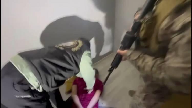 <p>Cesetlerin yanında bir tabanca bulunurken,<span style="color:#A52A2A"> Karamanlar'ın 31, Kılı&ccedil;'ın ise 14 su&ccedil; kaydı olduğu belirlendi.</span></p>
