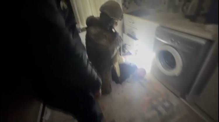 <p><span style="color:#A52A2A"><strong>AYNI SİTEDE BAŞKA BİNADA YAŞIYORLARMIŞ&nbsp;</strong></span></p>

<p>&nbsp;</p>

<p>Asayiş Şube M&uuml;d&uuml;rl&uuml;ğ&uuml; Cinayet B&uuml;ro Amirliği ekiplerinin olayın ardından başlattığı &ccedil;alışmalarda, ka&ccedil;an ş&uuml;phelilerin sitenin g&uuml;venlik kameralarına yansıdığı belirlendi.</p>

<p>&nbsp;</p>

<p>Ş&uuml;phelilerin olayın ardından binadan hızla ka&ccedil;tıkları ve aynı <span style="color:#A52A2A"><em><strong>site i&ccedil;erisinde başka bir binada yaşadıkları tespit edildi.</strong></em></span></p>

<p>&nbsp;</p>

<p>Polis, ş&uuml;phelilerin yakalanması i&ccedil;in teknik ve fiziki takip başlattı.</p>
