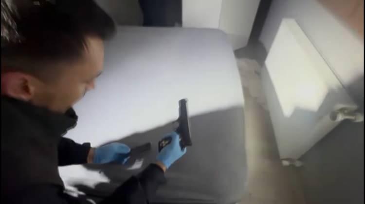 <p>Yapılan &ccedil;alışmalarda, Karamanlar ve Kılı&ccedil;'ın, ş&uuml;phelilerin<span style="color:#A52A2A"><strong><em> kız arkadaşı Esra &Ccedil;. (32)'yi bir s&uuml;re &ouml;nce darbettikleri,</em></strong></span> bu nedenle taraflar arasında husumet oluştuğu belirlendi.</p>

<p>&nbsp;</p>

<p>Olay g&uuml;n&uuml; taraflar arasında &ccedil;ıkan tartışmanın ardından, hayatını kaybeden iki kişinin ş&uuml;phelilerin kapısına gittikleri &ouml;ğrenildi.</p>

<p>&nbsp;</p>

<p>Ellerindeki silahlarla ateş etmeye &ccedil;alıştıkları ancak silahların tutukluk yaptığı, bunun &uuml;zerine ş&uuml;phelilerin ateş a&ccedil;arak Karamanlar ve Kılı&ccedil;'ı &ouml;ld&uuml;rd&uuml;ğ&uuml; tespit edildi.</p>
