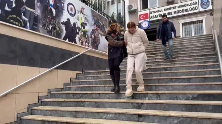 <p><font color="#a52a2a"><strong>YAKALANAN Ş&Uuml;PHELİLER TUTUKLANDI&nbsp;</strong></font></p>

<p>&nbsp;</p>

<p>Olayın ardından ş&uuml;phelilerle buluştuktan sonra ka&ccedil;tığı belirlenen Esra &Ccedil;., 5 g&uuml;n &ouml;nce yakalandı.</p>

<p>&nbsp;</p>

<p>Ş&uuml;phelilerin ka&ccedil;masına yardım ettiği &ouml;ne s&uuml;r&uuml;len Osman &Ccedil;. (32) de g&ouml;zaltına alındı.</p>

<p>&nbsp;</p>

<p>Asayiş Şube M&uuml;d&uuml;rl&uuml;ğ&uuml;'ndeki işlemlerinin ardından adliyeye sevk edilen <span style="color:#A52A2A"><strong><em>2 ş&uuml;pheli, &ccedil;ıkarıldıkları mahkemece tutuklanarak cezaevine g&ouml;nderildi.</em></strong></span></p>
