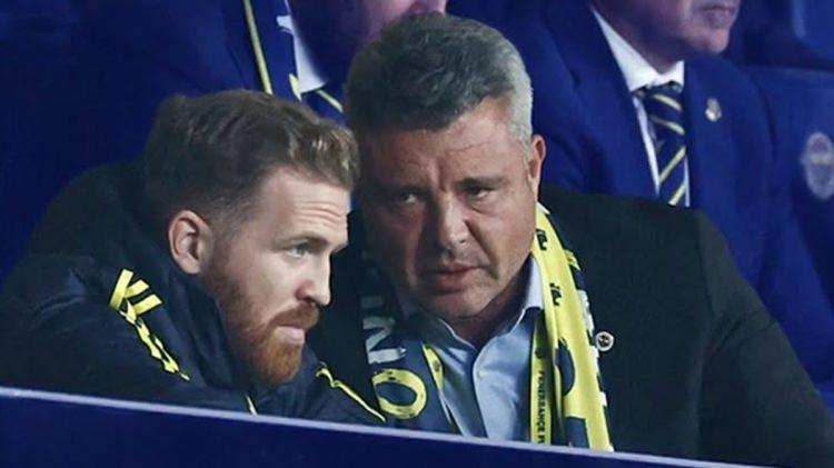 <p>Y&ouml;netimin aldığı ilk b&uuml;y&uuml;k karar, halihazırda kiralık olarak g&ouml;nderilen veya kadroda kesinlikle d&uuml;ş&uuml;n&uuml;lmeyen 8 isim &uuml;zerinde oldu. Kul&uuml;p, bu oyuncuların menajerleriyle temasa ge&ccedil;erek "Yeni sezonda kadroda d&uuml;ş&uuml;nm&uuml;yoruz. Oyuncularınıza şimdiden kul&uuml;p bulun." dedi.</p>
