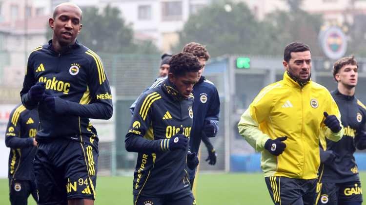 <p>Kiralıktaki oyuncuların yanı sıra, bu sezon takımda tutulan ancak beklenen katkıyı veremeyen 3 &ouml;nemli yıldızın da bileti kesildi.&nbsp;</p>

<div>&nbsp;</div>

<div>İşte o isimler:</div>
