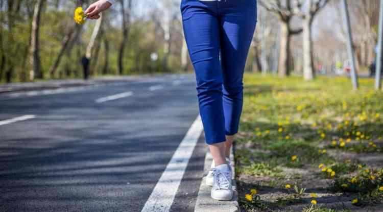 <p><strong>Yaş ilerledik&ccedil;e v&uuml;cudumuzda yaşanan bazı değişimler, g&uuml;nl&uuml;k hayatın bir par&ccedil;ası olarak g&ouml;r&uuml;lse de sağlığımız i&ccedil;in dikkat &ccedil;eken ipu&ccedil;larını da g&ouml;zler &ouml;n&uuml;ne seriyor. Bu değişimlerden biri "denge yeteneği" &uuml;zerinde de etkili. &Ouml;zellikle tek ayak &uuml;zerinde durma s&uuml;resi, v&uuml;cudun denge, kas g&uuml;c&uuml;, sinir-kas koordinasyonu ve d&uuml;şme riski gibi unsurlarına dair bilgi sahibi olmamıza olanak tanıyor.</strong></p>
