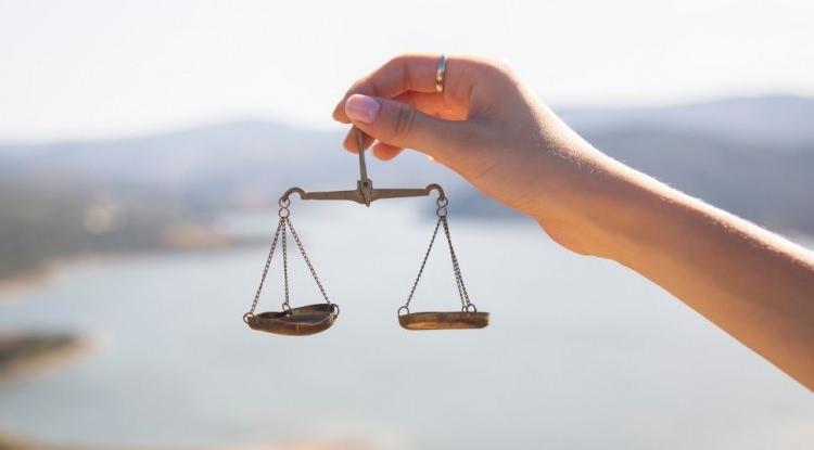 <p><strong>S&ouml;z konusu testin tek başına bir teşhis i&ccedil;in yeterli olmadığına vurgu yapan uzmanlar, g&uuml;&ccedil;l&uuml; bir uyarı işareti taşıyabileceğine dikkat &ccedil;ekiyor. Denge s&uuml;resi d&uuml;ş&uuml;k &ccedil;ıkanlar i&ccedil;in d&uuml;zenli hareket, y&uuml;r&uuml;y&uuml;ş, basit denge egzersizleri ve g&uuml;&ccedil; &ccedil;alışmaları &ouml;neriliyor.</strong></p>
