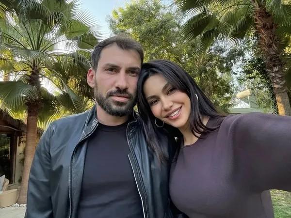 <p><strong>Bir d&ouml;nem Fenerbah&ccedil;e ve Galatasaray'da forma giyen futbolcu Şener &Ouml;zbayraklı, oyuncu&nbsp; Şilan Makal ile evliliklerinin 6. yılını kutlamak i&ccedil;in servet harcadı.</strong></p>
