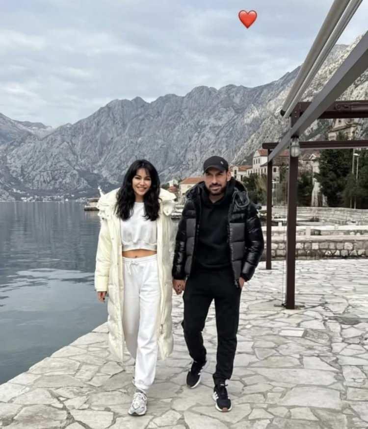 <p><strong>Şimdilerde evliliklerinin 6. yılında kesenin ağzını a&ccedil;an &uuml;nl&uuml; futbolcu Şener &Ouml;zbayraklı, ailesiyle birlikte d&uuml;nya turuna &ccedil;ıkacaklarını s&ouml;yledi.</strong></p>
